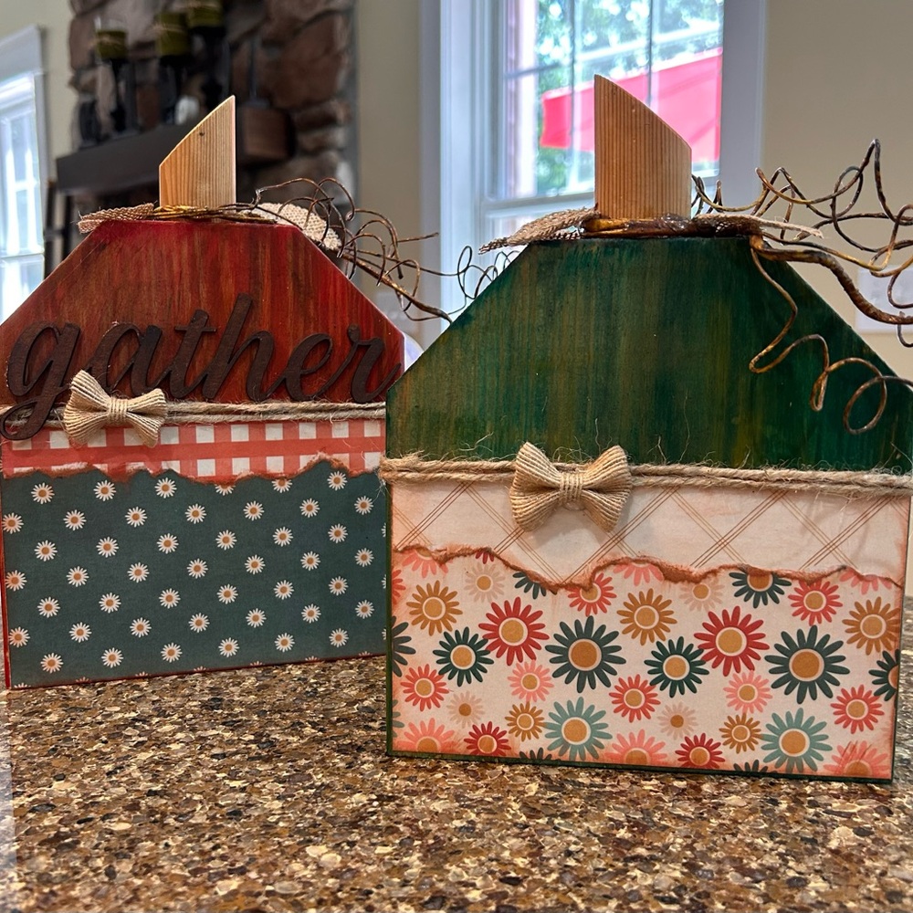 Rustic Wooden House Decor Set - Red and Green